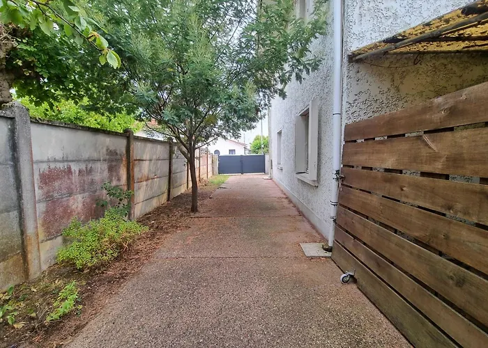 Large Family House 300m From The 別荘